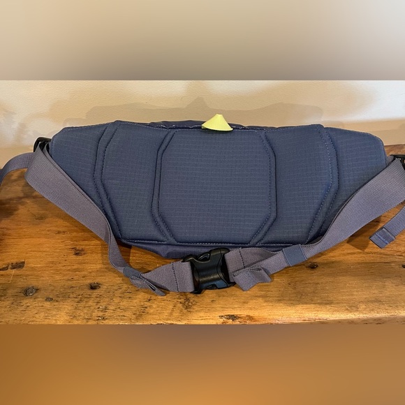 Patagonia black hole 5 L waist/hip pack – glossy rare discontinued style - Picture 3 of 7